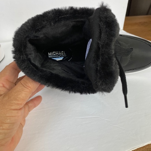 MICHAEL KORS SHAY NYLON WARMTH BLACK BOOT SIZE: 7.5 - Picture 6 of 8